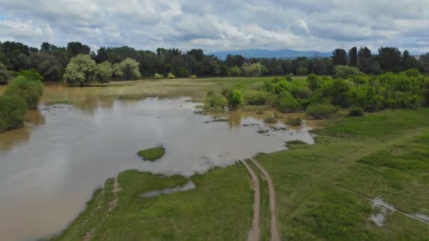 Floden svämmade över sitt översvämningslandskap — Stockvideo