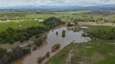 Nehir taştı taştı.