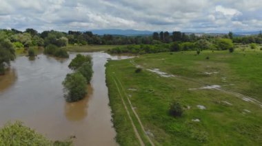 Yaz yeşili çayır arazisini sular altında bıraktı..