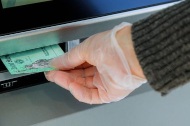 ATM makinesine elle giriş uyarıcısını kontrol et
