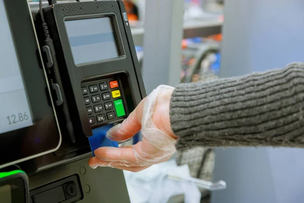 Τερματικό Πληρωμής Πιστωτική Κάρτα Στο Κατάστημα Ανθρώπινο Χέρι Γάντια Που — Φωτογραφία Αρχείου