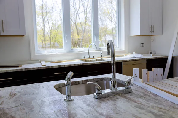 Moderne Küchenschränke Mit Neuen Geräten Und Spüle Der Küche — Stockfoto