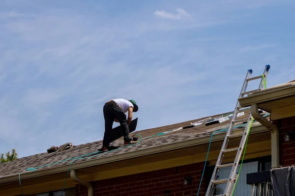 Roof Repair Worker Replacing Gray Tiles Shingles House Being Applied — Stock Photo, Image