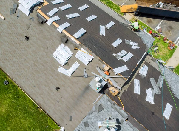 Roofer Repair Replace Shingle Has Been Damaged Needing Replacement — Stock Photo, Image