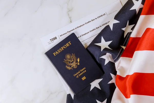 美国国旗 7200号表格 美国护照上欠Covid 19雇主的预付款 — 图库照片