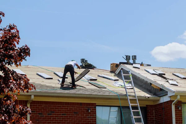 Home Roof Construction Applying Roof New Shingles Apartment Building — Stock Photo, Image