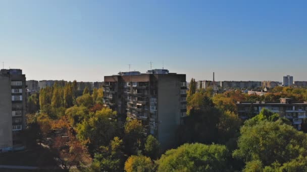 Vista desde la altura de la ciudad sobre los techos de las casas, árboles en el fondo del cielo . — Vídeos de Stock