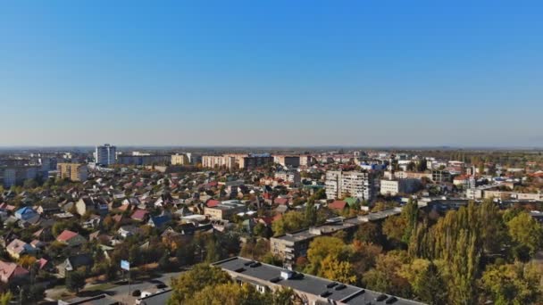 Zona residencial de la ciudad en las casas de paisaje urbano aéreo en la pequeña ciudad en el Uzhhorod Ucrania Europa — Vídeos de Stock