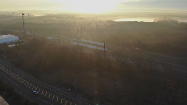 Asombroso amanecer niebla hermosa niebla amanecer paisaje . — Vídeos de Stock