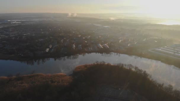 Aeria με θέα τα μάτια σπίτια στην περιοχή ύπνου σε όμορφη θέα του ποταμού από ένα ύψος την αυγή με ομίχλη πρωί — Αρχείο Βίντεο