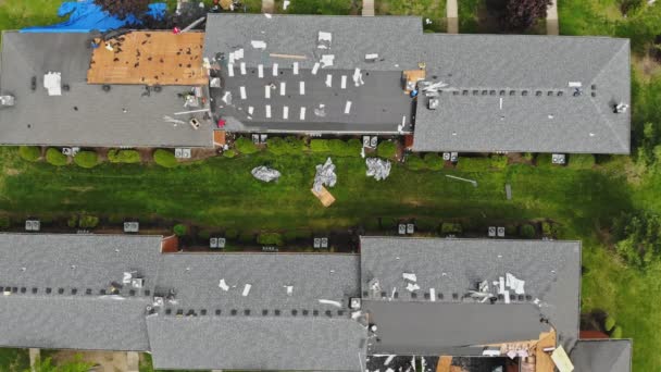 Remplacement du toit ancien par de nouveaux bardeaux d'un appartement — Video