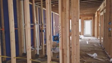 İnşaat halindeki bir evin yeni inşaat iskeleti