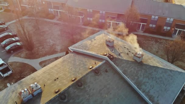 Flygfoto över vacker soluppgång, förort område på tak hus dimmiga morgon — Stockvideo