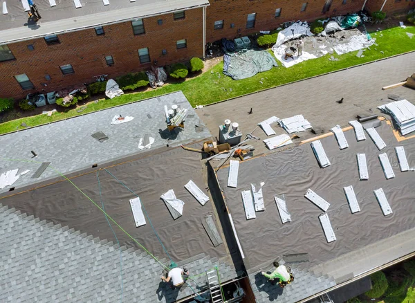 Worker Replace Shingles Repairing Roof Home Renovation Roof Covering — Stock Photo, Image