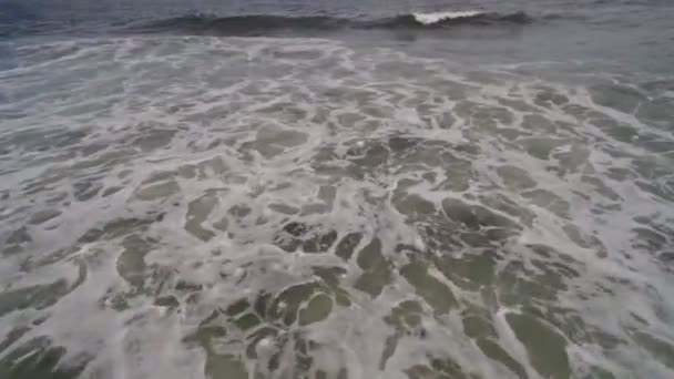 Duża niebieska fala pęka w oceanie — Wideo stockowe