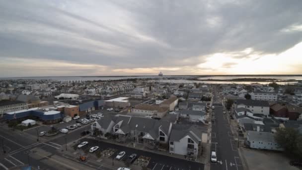 Vista de la pequeña ciudad la bahía desde una altura en un día nublado de verano Seaside Heights Bay NJ USA — Vídeos de Stock