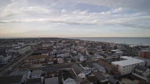 Küçük köy kasabasının insansız hava aracı körfez panoramik manzarası Saaside Heights Bay NJ USA — Stok video