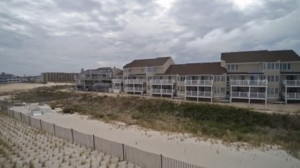 Ovan flyger över bostäder i en liten stad från på havet strandlinje Seaside Heights Bay NJ — Stockvideo