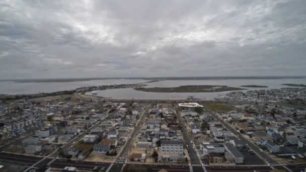Повітряна панорама ландшафтного будинку маленьке місто з висоти американського узбережжя Хайтс Бей спільноти — стокове відео