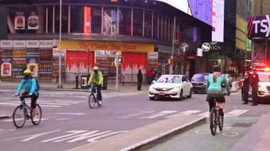 Maskeli insanlar Covid-19 'a karşı, Coronavirus Times Meydanı' nda Manhattan 'da New York New York' ta