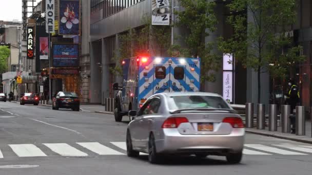 Ambulance na centrálním Manhattanu během pandemie koronaviru COVID-19, policie v maskách — Stock video