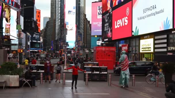 ニューヨークの有名なタイムズスクエアランドマークのマンハッタンビューストリートで顔マスクを身に着けているコロナウイルス緊急時の社会的距離とダウンタウン — ストック動画