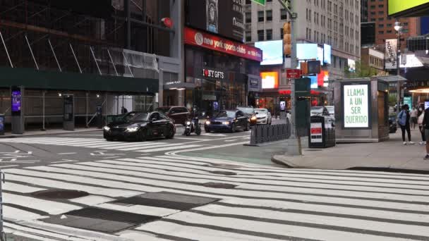 ミッドタウンのマスクをして歩く｜マンハッタンニューヨーク — ストック動画