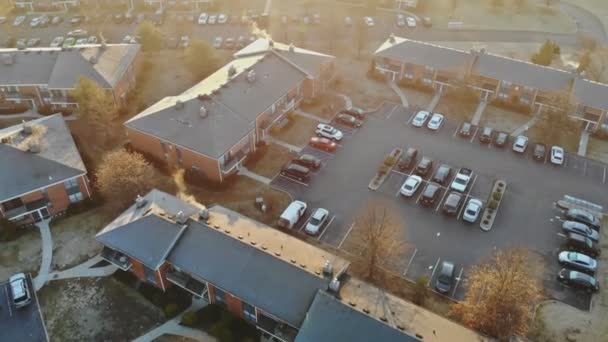 Luchtfoto van de Amerikaanse kleine landelijke stad van fee zonsopgang boven een mistige in de ochtend — Stockvideo