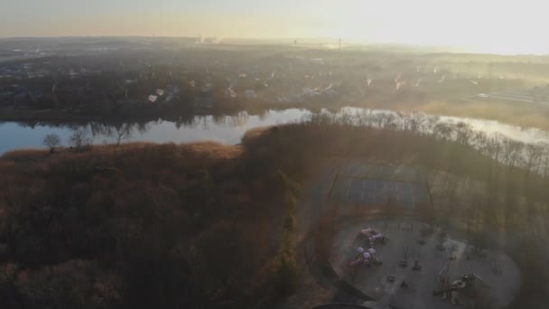 Dron aéreo de las casas de verano de la zona residencial suburbana moderna amanecer temprano en la mañana brumosa — Vídeos de Stock