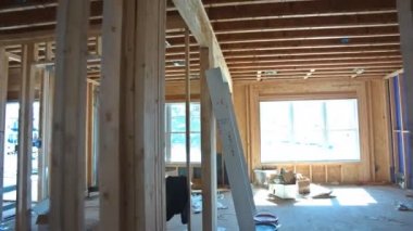 Amerika 'da inşaat evlerinin altındaki çerçeve ev manzaralı.