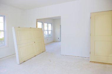 İç taraftaki ahşap kapılar yeni ev için bir bekleme tesisi.