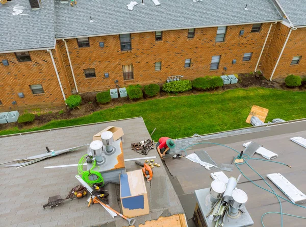 交換アスファルトシングル屋根の建設に取り組む屋根 — ストック写真
