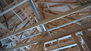 Amerika 'da inşaat evlerinin altındaki çerçeve ev manzaralı.