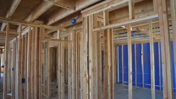 Träbjälkar och vägg till tak inramad byggnad bostadshus konstruktion interiör — Stockvideo