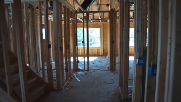 İnşaat halindeki bir evin yeni inşaat iskeleti — Stok video