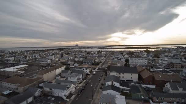Будинки в маленькому місті Америка з приміською територією в бухті на березі затоки Seaside Heights Bay NJ US — стокове відео