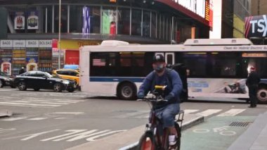 New York Manhattan Polis Teşkilatı küresel COVID-19 Coronavirüs salgını sırasında sokaklarda yürümeyi korumak için maske takıyor.