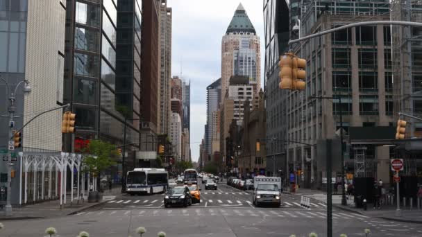 The New York Manhattan andar pessoas usando máscara facial para proteger a pé na rua durante a epidemia global de COVID-19 Coronavirus — Vídeo de Stock