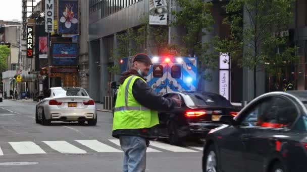 Доброволець допомагає переміщати автомобілі під час пандемії в Манхеттені, штат Нью-Йорк, на coronavirus covid-19 пандемії — стокове відео