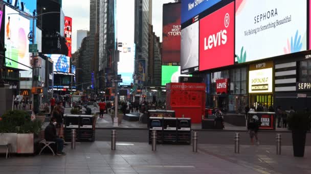 ミッドタウン・マンハッタンのタイムズスクエアを歩く｜ニューヨーク — ストック動画