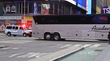 Maskeli polis Covid-19 yolundaki trafiği kontrol ediyor, Times Square Manhattan New York 'taki koronavirüsü kontrol ediyor.