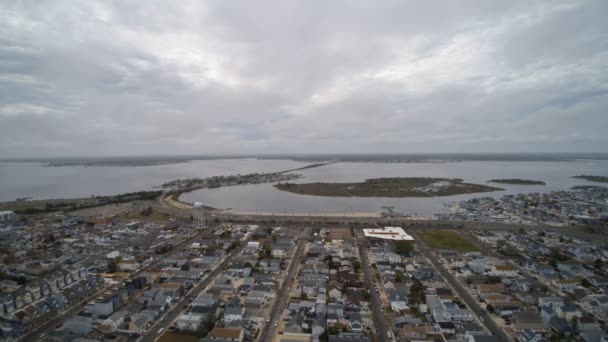 Сверху вниз вид на город в маленьком городке, окруженном заливом Ocean Seaside Heights Bay NJ US — стоковое видео