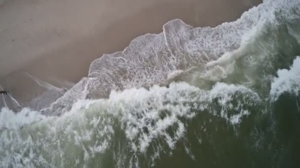 Vista de um oceano de ondas de ruptura durante a tempestade — Vídeo de Stock