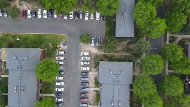 Vista del barrio de la pequeña ciudad con techos de paisaje de casas — Vídeos de Stock