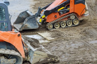 Aletlerle, buldozer ekipmanlarıyla toprağı hareket ettirme sürecinde kazı