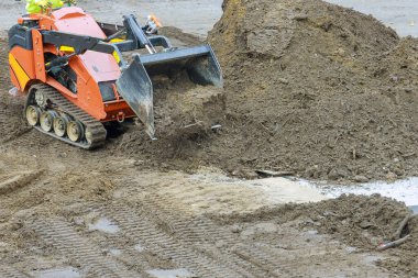 Kazıcı toprak kazarken toprak kazıyor. Toprak hareket ediyor.