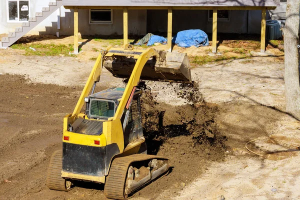 Mini Excavadora Trabajos Paisajismo Construcción Trabajo Con Tierra Mientras Hace — Foto de Stock