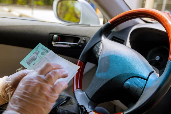 Rédaction Bordereau Papier Déposant Stimulus Gouvernement Vérifier Avec Des Gants — Photo