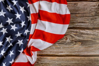 Tahta arka planda Amerikan bayrağı
