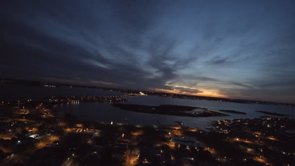 Drone aéreo noite de cidade pequena aldeia a baía iluminada noite vista panorâmica NJ EUA — Vídeo de Stock